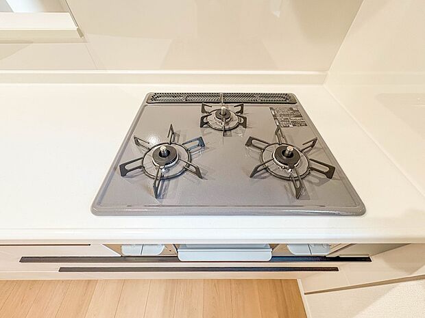 【三口ガスコンロ】三口ガスコンロは、炒め物などに適した強火力の「大バーナー」と天ぷらと煮物などに適した「標準バーナー」、奥にある弱火の「小バーナー」の3種類のバーナーが搭載されています。