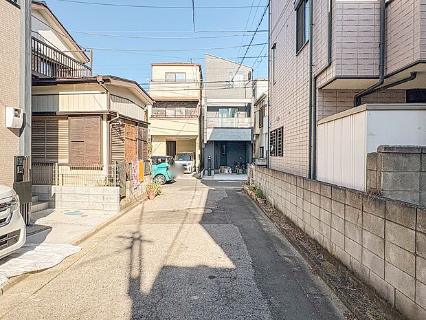 【前面道路4ｍ】車の通行が少ないので、静かな住環境を維持することができます。