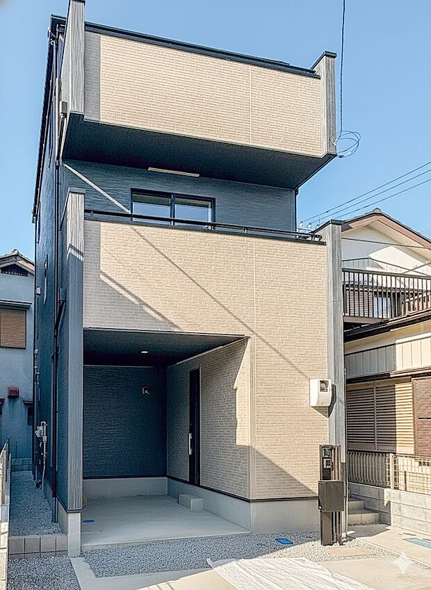 【外観】堂々たる趣ながら、主張し過ぎずどこか余裕を感じさせるシャープなフォルムで佇む邸宅は、晴天の空と照らし合わせる事で、本来あるべき完成形の姿を見せてくれます。