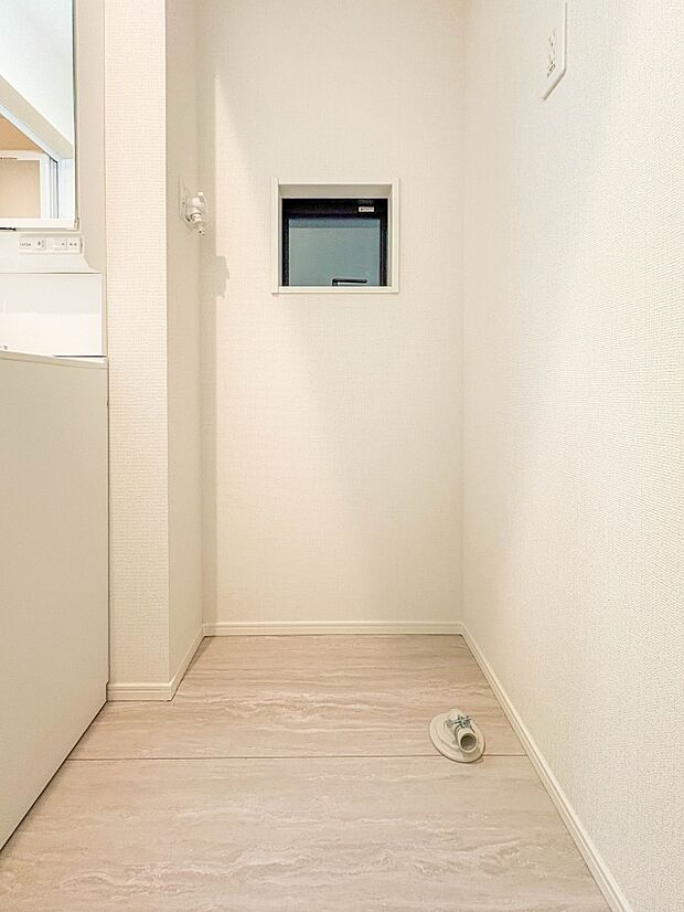 【ランドリースペース】毎日使う洗濯機。しっかりと奥行きのある置き場が確保されています。