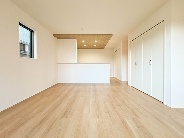 【LDK16帖】シンプルなデザインの家は風情がある。住む人のこだわりを感じる。外観も内装もいたってシンプル。居心地がよく、家事や趣味、子育てなどにも集中できる。家も人間も熟成するほどシンプル…