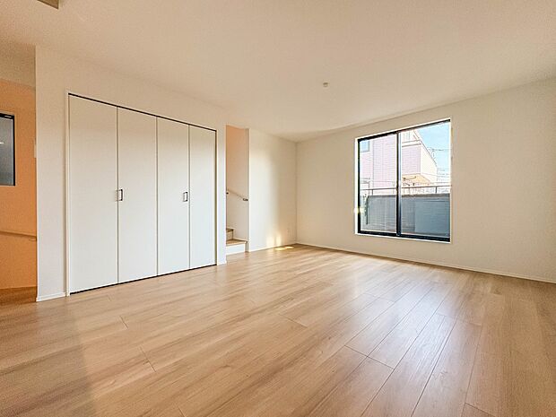 【LDK16帖】会話でホッとコミュニケーションできるリビング。料理でホッとハピネスになるキッチンなど。人をホッとさせる最新設備・仕様を採用しています。