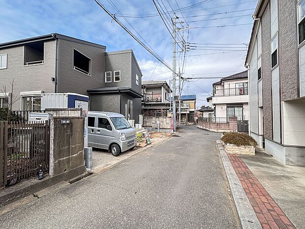 家の前をまっすぐの通りが走っている。クルマは少なく、人々は毎朝、ウォーキング、ジョギング、犬の散歩など、フリーな朝時間を過ごしている。