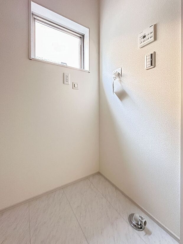 【ランドリースペース】毎日使う洗濯機。しっかりと奥行きのある置き場が確保されています。