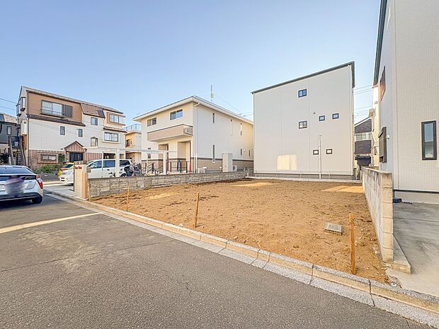 【駐車場】毎日の生活にマイカーが必須という方は、購入を検討する際、駐車場があることは大事な条件です。毎日の通勤や家族の送迎、買い物やお出かけなどクルマのある暮らしを満喫したい方は要チェック。…