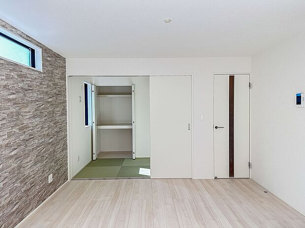 【リビング】  整然とした空間演出、快適な理想の暮らしの実現は家のみの拘りではなく、そこで暮らす方々にとって素敵な環境であることも挙げられると思います。四季折々の変化が奏でる鼓動を楽しんで下…