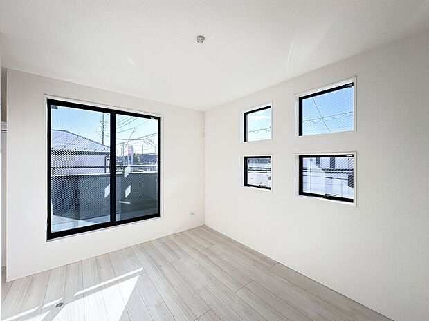 【子供部屋】お子様のお部屋にぴったりなクロークを備えたフローリング仕様の洋室です。