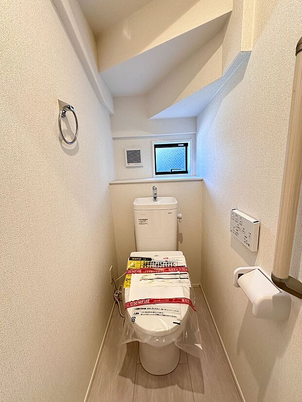 【トイレ】トイレ・ウォシュレット付。快適で衛生的な洗浄機能付温水シャワートイレです。