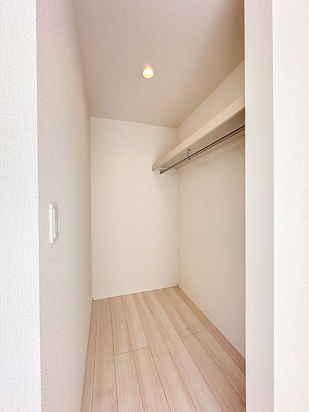 【WIC（ウォークインクローゼット）】  たくさんの洋服をかけてもシワになりにくいウォークインクローゼット。洋服以外にも、普段使わない家電やスーツケース、ストック品など何でも片付く嬉しい空間…