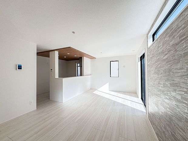 シンプルなデザインの家は風情がある。住む人のこだわりを感じる。外観も内装もいたってシンプル。居心地がよく、家事や趣味、子育てなどにも集中できる。家も人間も熟成するほどシンプルになっていくよう…