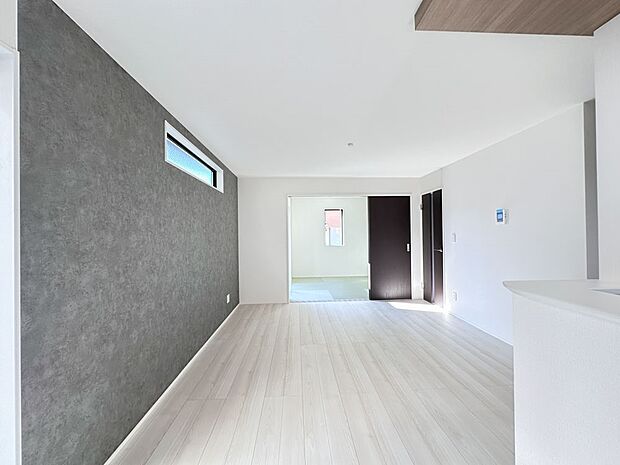 【リビング】  整然とした空間演出、快適な理想の暮らしの実現は家のみの拘りではなく、そこで暮らす方々にとって素敵な環境であることも挙げられると思います。四季折々の変化が奏でる鼓動を楽しんで下…