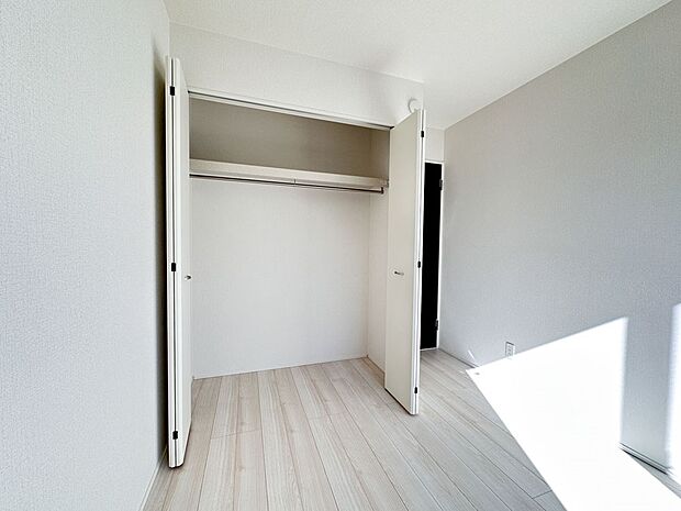 【収納】各部屋を最大限に広く使って頂ける様、全居住スペースに収納付。プライベートルームはゆったりと快適に。
