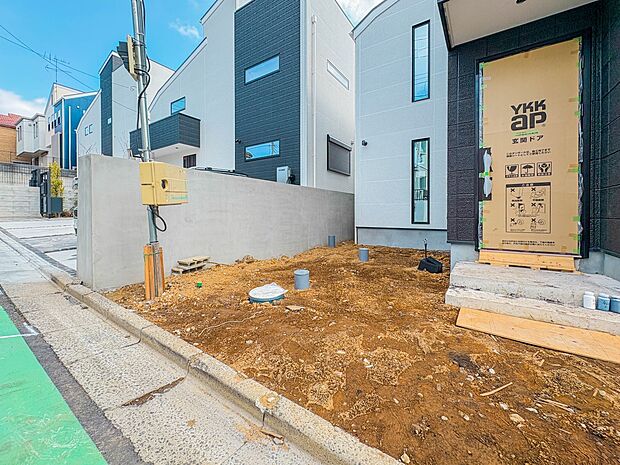 【駐車場】毎日の生活にマイカーが必須という方は、購入を検討する際、駐車場があることは大事な条件です。毎日の通勤や家族の送迎、買い物やお出かけなどクルマのある暮らしを満喫したい方は要チェック。…