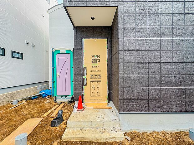 【玄関】家の顔となる玄関は、高いデザイン性が求められます。高級感と断熱性、防犯性に優れた玄関ドアを標準装備。ピッキング対策のセキュリティサムターン等、防犯に考慮しました。