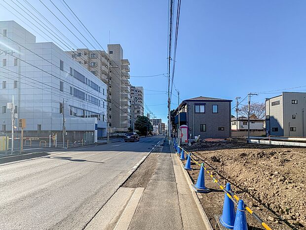 【前面道路11ｍ】車の通行が少ないので、静かな住環境を維持することができます。
