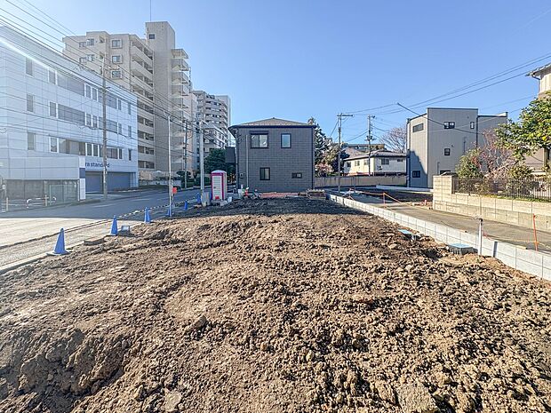 【現地土地写真】車の通行が少ないので、静かな住環境を維持することができます。