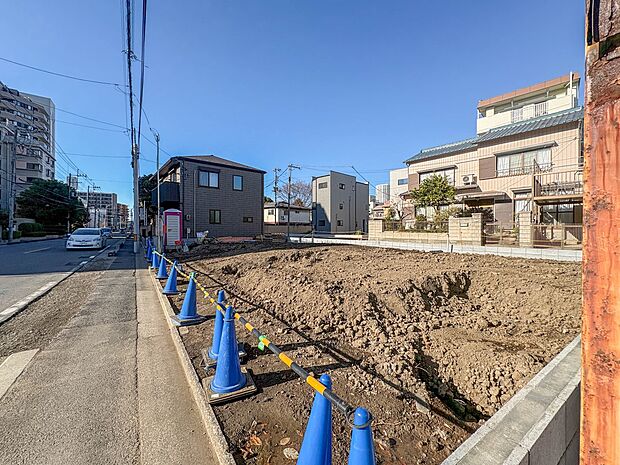 【現地】陽あたりの良さは必須条件。家族の温かさと陽光の暖かさ、楽しい毎日と明るい未来を予感させる。