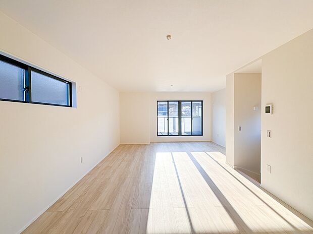 【LDK19.3】リビングルームの窓を開けると心地よい南風が入ってくる。キッズルームの窓を開けるとやさしい微風が入ってくる。家の中に風の道がある。風を生活の中で体験できる家。