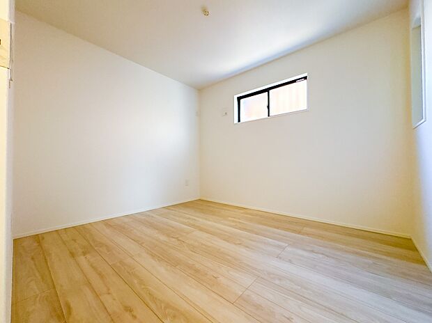 【子供部屋5.2帖】お子様のお部屋にぴったりなクロークを備えたフローリング仕様の洋室です。