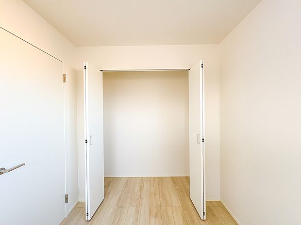 【WIC】WICのメリットの1つ目は、1箇所にまとめて収納が出来ること。2つ目は、衣替えが必要ないこと。3つ目は、扉が少なくなり室内がスッキリ見えること。