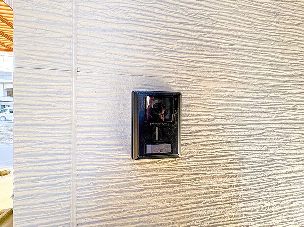 【TVモニター付インターホン】来訪者の様子を室内TVモニターでチェック。対応したくないセールスを断りやすく、子どもに留守番をさせるときも安心。不在時の来訪者を録画でき、犯罪抑止効果も期待でき…