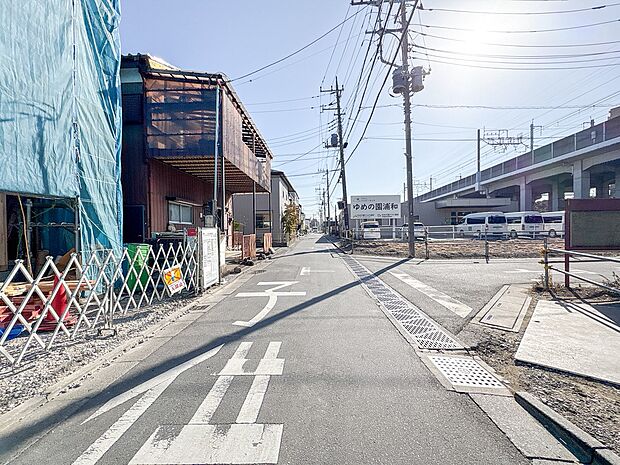 【前面道路、公道4m】車の通行が少ないので、静かな住環境を維持することができます。