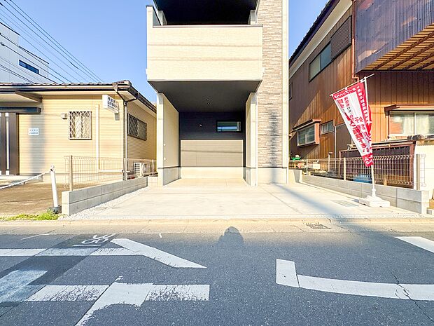 【駐車場】毎日の生活にマイカーが必須という方は、購入を検討する際、駐車場があることは大事な条件です。毎日の通勤や家族の送迎、買い物やお出かけなどクルマのある暮らしを満喫したい方は要チェック。…