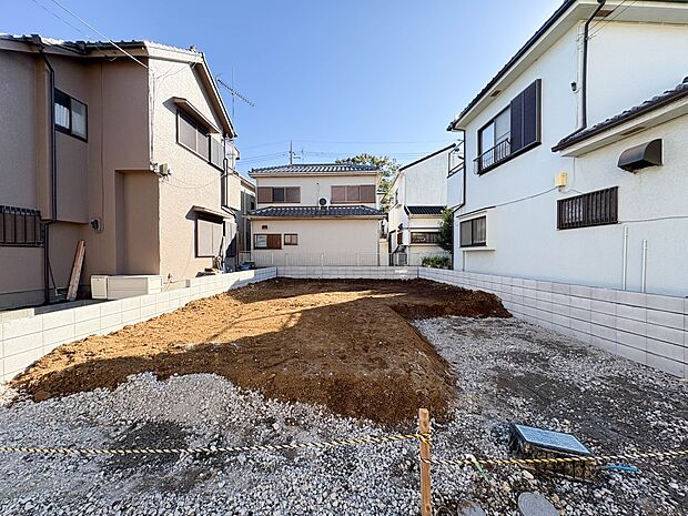 【現地外観】家族の温かさと陽光の暖かさ、楽しい毎日と明るい未来を予感させる「空間が織り成すひとつ先の住み心地」を演出します。