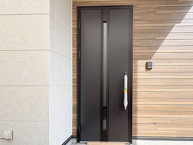 1号棟【玄関】家の顔となる玄関は、高いデザイン性が求められます。高級感と断熱性、防犯性に優れた玄関ドアを標準装備。ピッキング対策のセキュリティサムターン等、防犯に考慮しました。