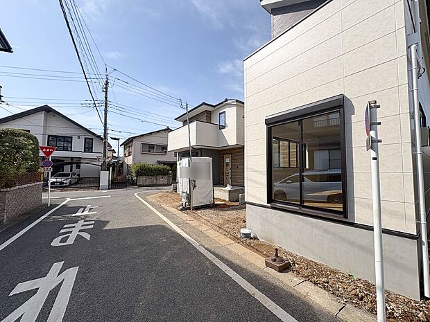 1号棟【前面道路6m】車の通行が少ないので、静かな住環境を維持することができます。