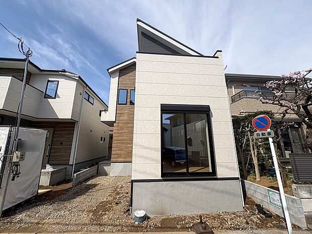 1号棟【現地外観】家族の温かさと陽光の暖かさ、楽しい毎日と明るい未来を予感させる「空間が織り成すひとつ先の住み心地」を演出します。