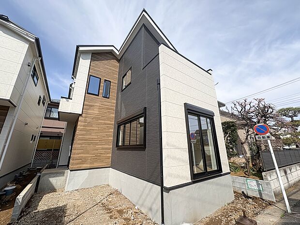 1号棟【現地外観】こちらの物件に少しでもご興味がありましたら、お気軽にお電話下さい。ネット上で「見えない物」「わからない事」でも、実際にご見学いただくことで、手に取るようにおわかりいただける…