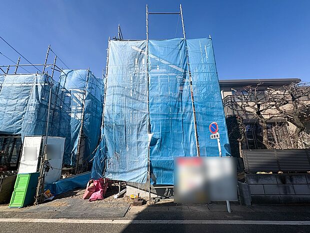 【現地外観】家族の温かさと陽光の暖かさ、楽しい毎日と明るい未来を予感させる「空間が織り成すひとつ先の住み心地」を演出します。