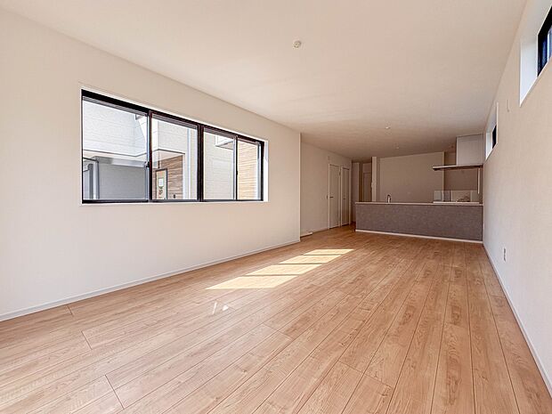 1号棟【LDK20帖】会話でホッとコミュニケーションできるリビング。料理でホッとハピネスになるキッチンなど。人をホッとさせる最新設備・仕様を採用しています。