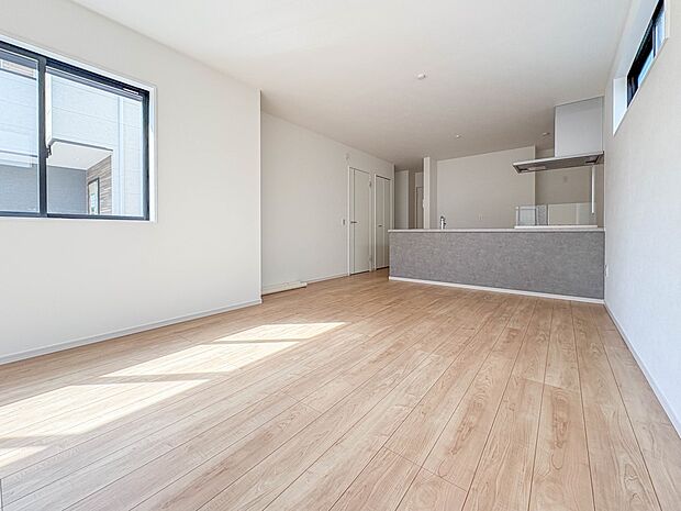 1号棟【LDK20帖】忙しい朝でも家族揃って食事をしたいゆとりあるダイニングスペース。