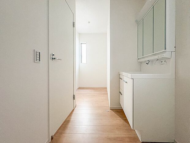 1号棟【脱衣所】洗面所は小さなプライベートスペース。歯磨き、洗顔と毎日施す個人空間。