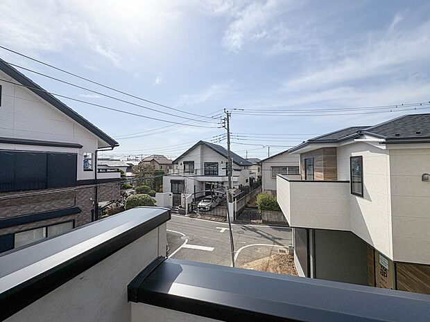 1号棟【眺望】朝の澄んだ空気や、夕方に吹く清々しい風を五感で感じられるバルコニー。