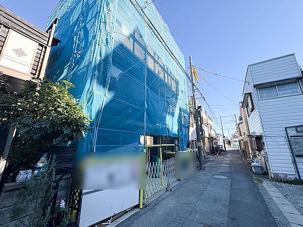 【前面道路4ｍ】家の前をまっすぐの通りが走っている。クルマは少なく、人々は毎朝、ウォーキング、ジョギング、犬の散歩など、フリーな朝時間を過ごしている。