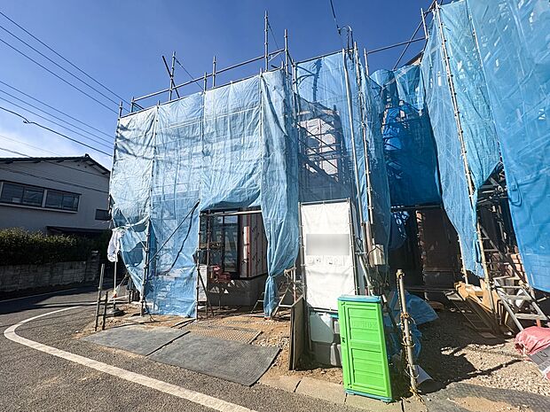 2号棟【現地外観】家族の温かさと陽光の暖かさ、楽しい毎日と明るい未来を予感させる「空間が織り成すひとつ先の住み心地」を演出します。