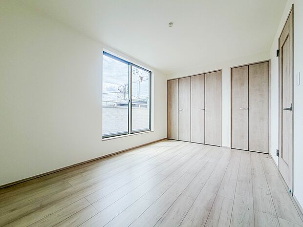 【寝室】充実した生活は伸びやかな居室空間から始まります。快適に・伸びやかに。心の潤いを求める方々へ。