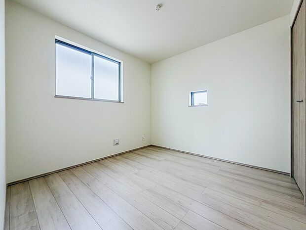 【子供部屋】お子様のお部屋にぴったりなクロークを備えたフローリング仕様の洋室です。