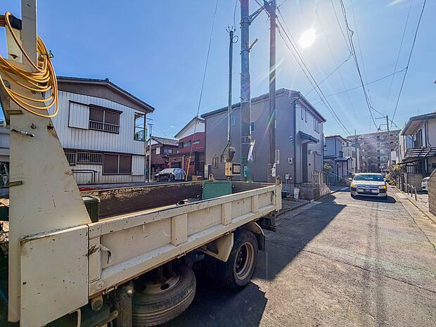 【前面道路】静かな通りに面した本物件は、落ち着いて暮らすことができます。  閑静な住宅街で比較的車の通りも少ないのでお子様も安心です。