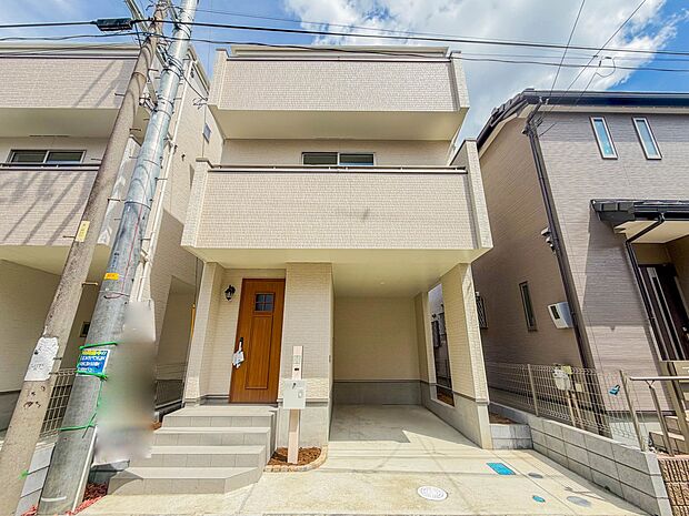 【外観】家族の温かさと陽光の暖かさ、楽しい毎日と明るい未来を予感させる「空間が織り成すひとつ先の住み心地」を演出します。