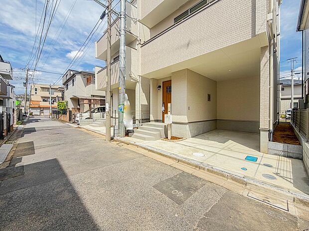 【前面道路】静かな通りに面した本物件は、落ち着いて暮らすことができます。 閑静な住宅街で比較的車の通りも少ないのでお子様も安心です。