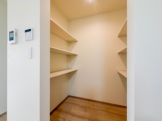 【パントリー】常温保存できるパン、お米、調味料、缶詰など、日常的に使うものや未開封の食品の収納にぴったり。棚にものを並べて収納すれば、何が足りないのかひと目で確認できます。