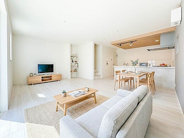 【LDK19帖】うららかな陽射しがどのお部屋にも降り注ぎますように、快適さを追求した間取設計。得難い立地環境での生活を恵みの豊かな永住の地へと変えてくれます。※CGにて家具を配置しています。…