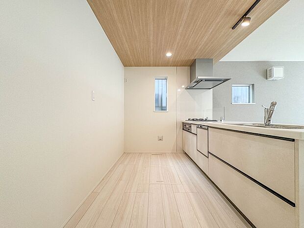 【キッチン】カウンターキッチンは広くて収納力もあるので、快適に料理をすることができます。食器や炊事用具を手の届くところに配置しやすいため調理もスピーディーですよ。