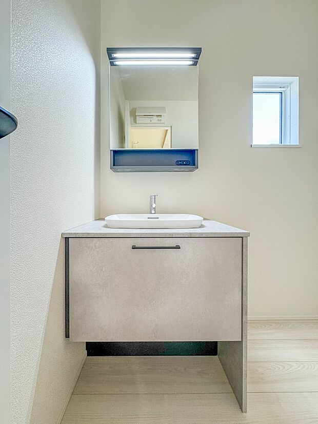 【洗面台】十分な大きさの洗面台は、身だしなみチェックや歯磨きなど、朝の慌ただしい時間でもホテルライクなスペースで余裕とゆとりを感じて頂けます。