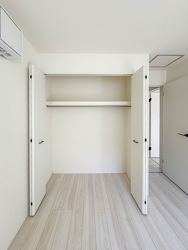 【収納 寝室6帖】WICのメリットの1つ目は、1箇所にまとめて収納が出来ること。2つ目は、衣替えが必要ないこと。3つ目は、扉が少なくなり室内がスッキリ見えること。