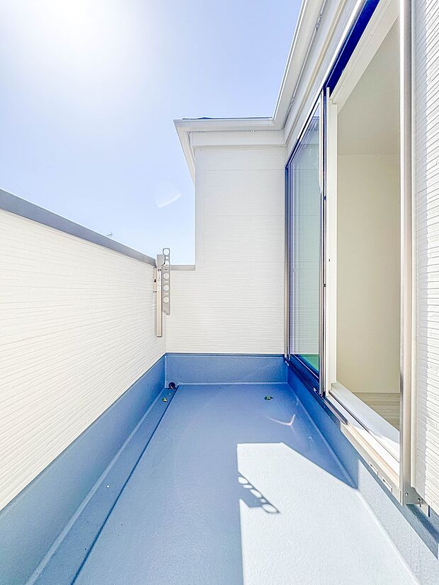 【バルコニー】 バルコニーから差し込む陽光・通風は、住環境・快適性と共に有り続ける貴重な「財産」です。